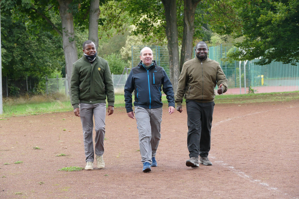 von links Bernard Kayiranga Schulleiter Dietmar Weber Schulleiter Ruanda Father Gerard Hakizimana